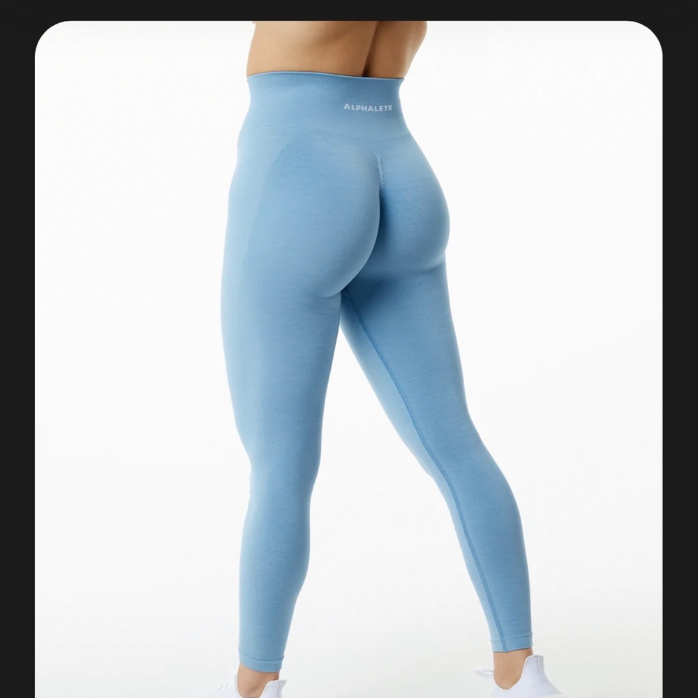 AMPLIFY LEGGING
Women's Seamless Scrunch. little rip, hole very tiny on the leg